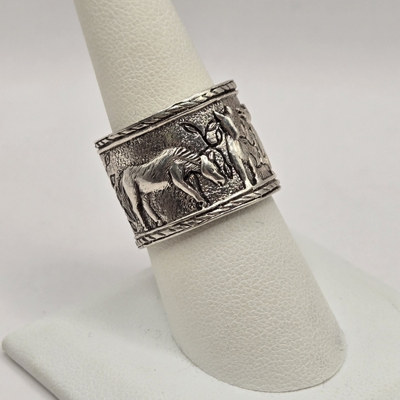 Intricately Carved Sterling Silver Horse Motif Cigar Band Ring - Picture 4 of 7